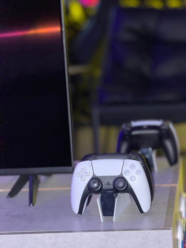 Геймпады PlayStation 5 у телевизора